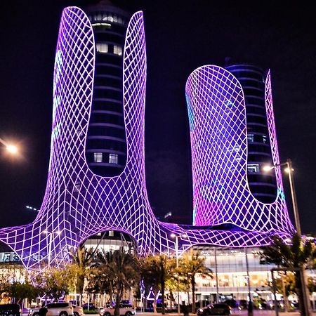 Century Marina Hotel - Lusail Exterior foto The Al Hamra Towers at night