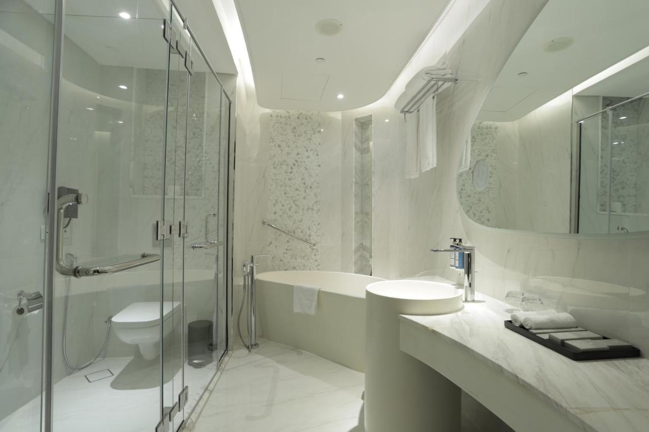 Century Marina Hotel - Lusail Exterior foto A modern bathroom