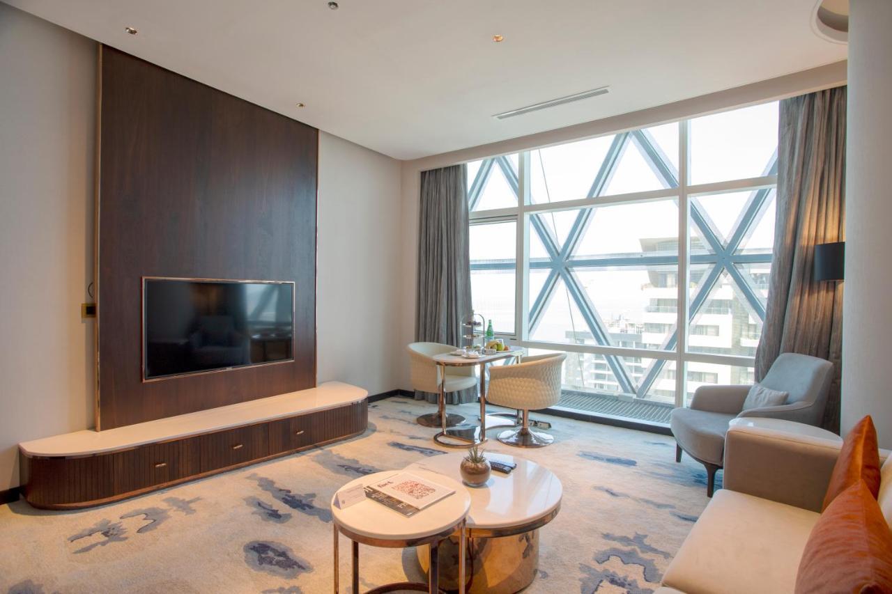 Century Marina Hotel - Lusail Exterior foto A suite at the hotel