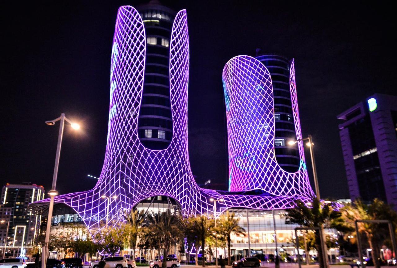 Century Marina Hotel - Lusail Exterior foto The Al Hamra Towers at night