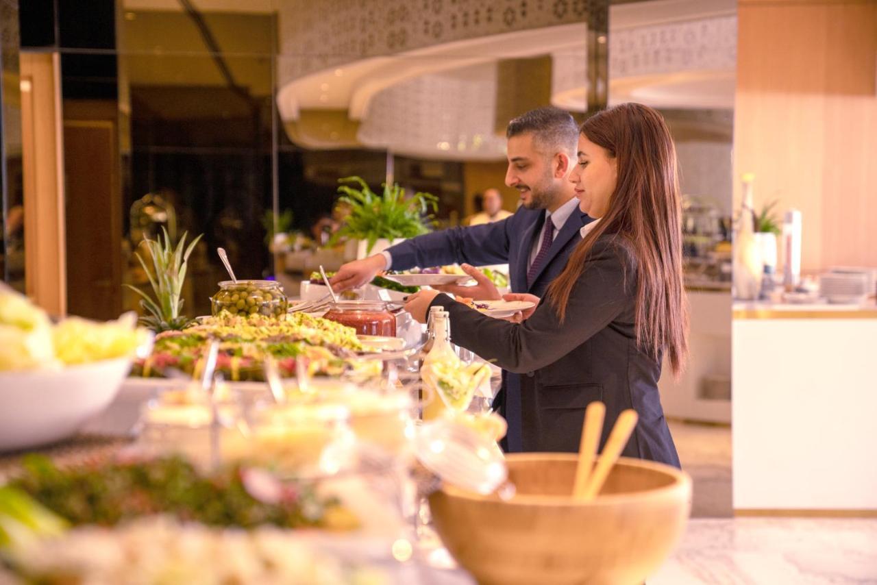 Century Marina Hotel - Lusail Exterior foto A buffet at a hotel